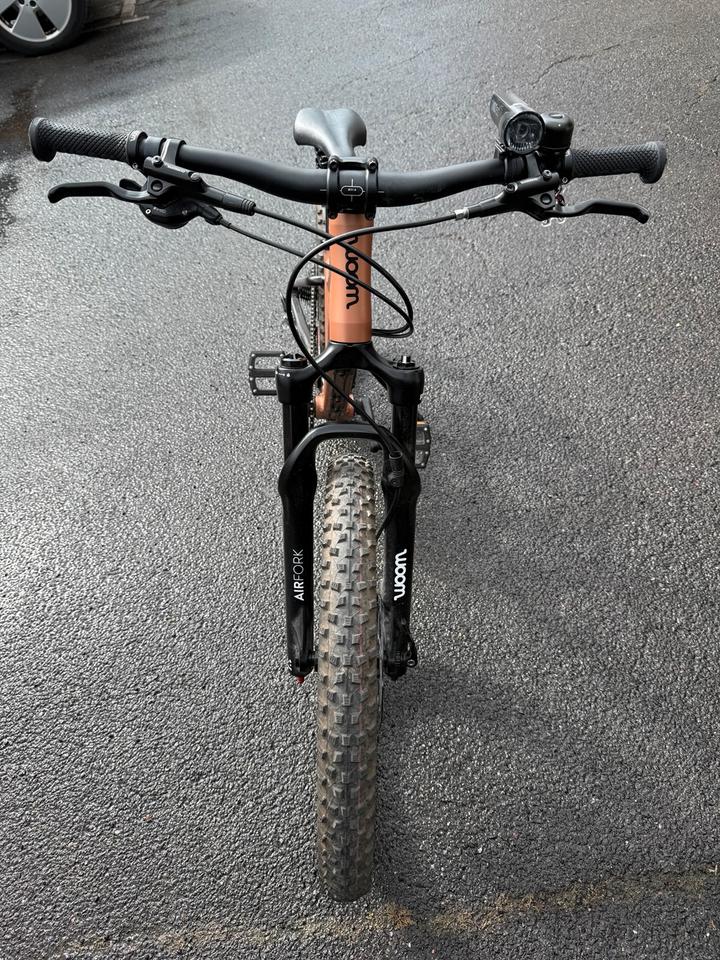 Woom OFF AIR 4 children's bicycle - Like new with stand!