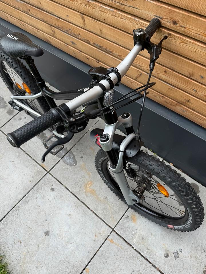 Woom 4 off air black 20“